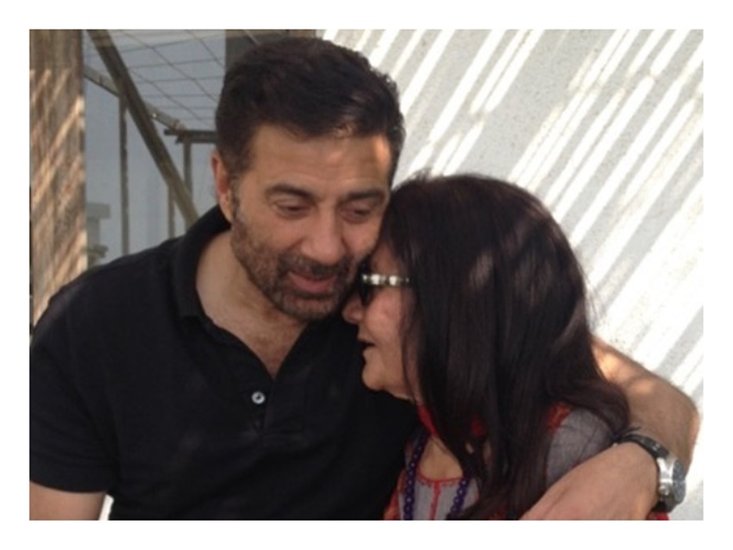  1980 में धर्मेंद्र ने प्रकाश कौर से तलाक लिये बिना हेमा मालिनी से दूसरी शादी कर ली थी।