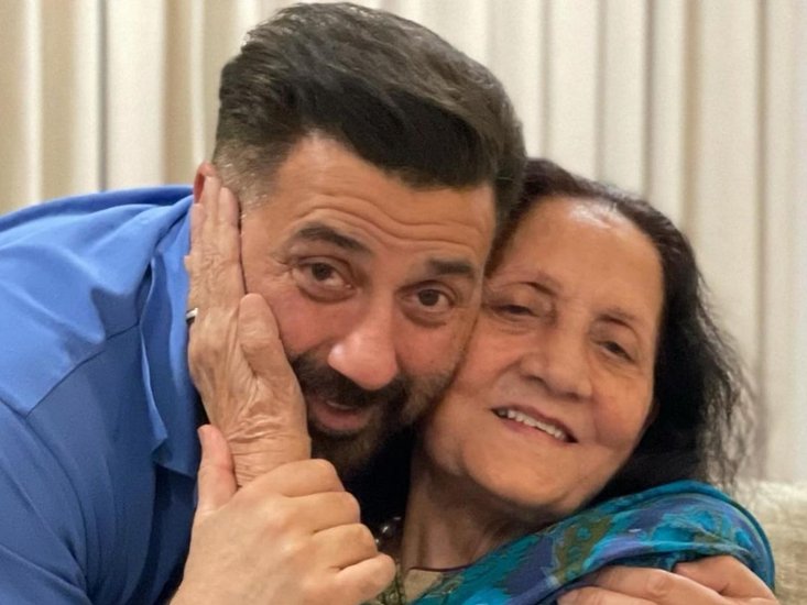 मां प्रकाश कौर के साथ सनी देओल वेकेशन पर भी जाते हैं।