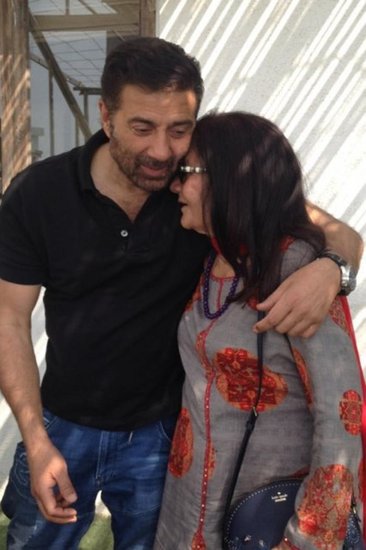 Sunny Deol: सनी देओल धर्मेंद्र (Dharmendra) और प्रकाश कौर(Prakash kaur) के बेटे हैं। प्रकाश कौर को तलाक दिये बिना धर्मेंद्र ने हेमा मालिनी (Hema Malini) से शादी रचा ली थी। हेमा और धर्मेंद्र की दो बेटियां हैं- ईशा देओल (Esha Deol) और आहना देओल। सनी और बॉबी देओल (Bobby Deol) दोनों ही प्रकाश कौर के बेहद करीब हैं। प्रकाश कौर के कारण सनी ने सालों तक हेमा मालिनी से बात नहीं की थी।