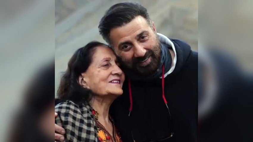 हेमा मालिनी सनी देओल की सौतेली मां लगती हैं। धर्मेंद्र से शादी के बाद सालों तक सनी देओल ने हेमा मालिनी से बात नहीं की थी।