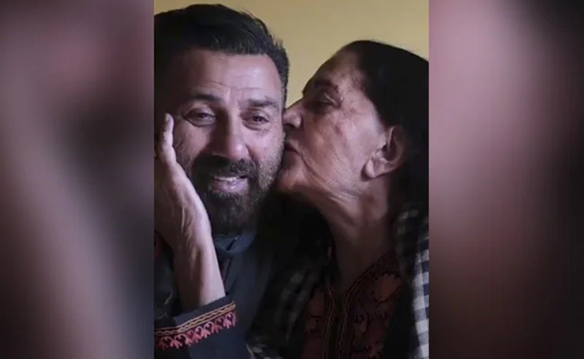 सनी देओल ने यह फोटो मदर्स डे पर शेयर की थी।