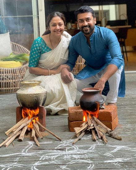 सूर्या और उनकी पत्नी ज्योतिका, दोनों ही साउथ इंडस्ट्री के जाने-माने चेहरे हैं। दोनों ने साउथ की फिल्म&nbsp;'पूवेल्लम केत्तुप्पर' में काम किया था और यहीं से दोनों के बीच नजदीकियां बढ़ने लगी थीं। काफी समय तक एक-दूसरे को डेट करने के बाद दोनों ने साल 2006 में शादी कर ली थी। (All Photos: Social Media)