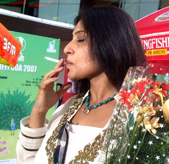 बीआर चोपड़ा का महाभारत में द्रौपदी का किरदार निभाने वालीं रूपा गांगुली एक कार्यक्रम में स्मोक करते कैमरे में कैद हो गई थीं।