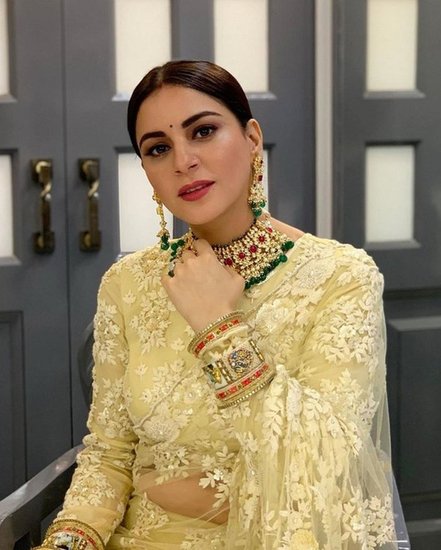 एकता कपूर के हिट शो कुंडली भागय से नाम कमाने वालीं एक्ट्रेस श्रद्धा आर्या 'गोदावा', 'कलवानिन कढाली' और 'रोमियो' जैसी फिल्मों में काम कर चुकी हैं। 