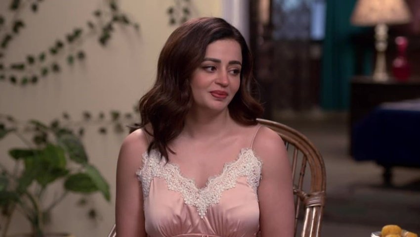 भाभीजी घर पर हैं में गोरी मेम का किरदार निभाने वालीं नेहा पेंडसे ने 'मौनम पेसियाडे', 'मेड इन यूएसए' और 'इंस्पेक्टर झांसी' जैसी फिल्मों में काम किया है। 