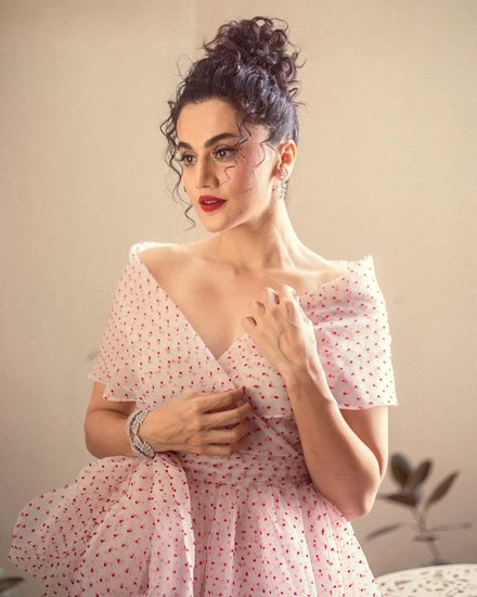 कार्तिक आर्यन, भूमि पेडनेकर और अनन्या पांडे स्टारर फिल्म पति पत्नी और वो में भूमि की जगह पर पहले तापसी पन्नू को फाइनल किया गया था लेकिन फिर यह रोल भूमि को दे दिया गया जिसके बाद तापसी और फिल्म मेकर्स में अनबन भी हो गई थी।