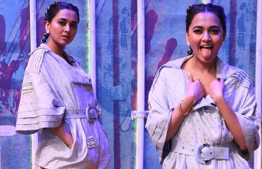 बिग बॉस 15 (Bigg Boss) की विनर तेजस्वी प्रकाश (Tejasswi Prakash) बिग बॉस में ही को-कंटेस्टेंट करण कुंद्रा (Karan Kundra) संग अफेयर को लेकर चर्चा में आ गई थीं। दोनों ने अपने अपने रिलेशनशिप को सार्वजनिक भी कर दिया है और यह जोड़ी सोशल मीडिया पर छाए रहती है। अब तेजस्वी प्रकाश ने सोशल मीडिया पर नई तस्वीरें शेयर कर अपना ग्लैमरस अंदाज दिखाया है।  