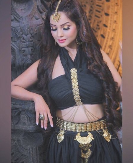 अदा खान नागिन के पहले और दूसरे रोल में शेषा नाम की नागिन के रोल में थीं।