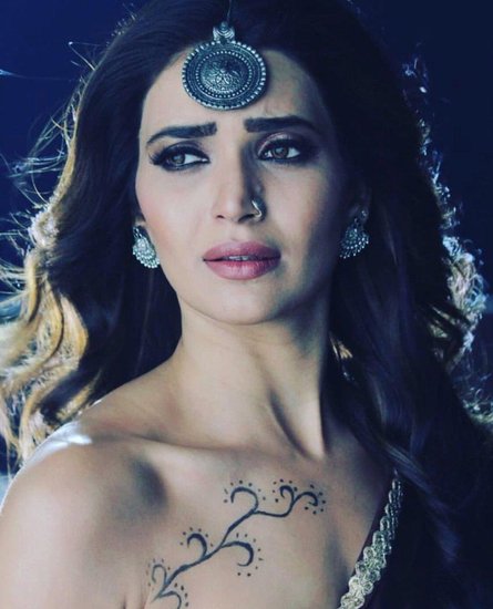 करिश्मा तन्ना ने शो के तीसरे सीजन में रूही नाम की नागिन का रोल प्ले किया था।