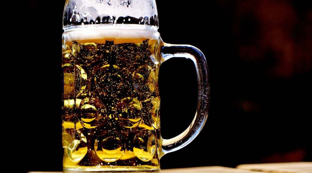 Telangana | Hayderbad | drunk man dials 100 | man want chilled bear | telangana man dial emergency calls | chilled beer