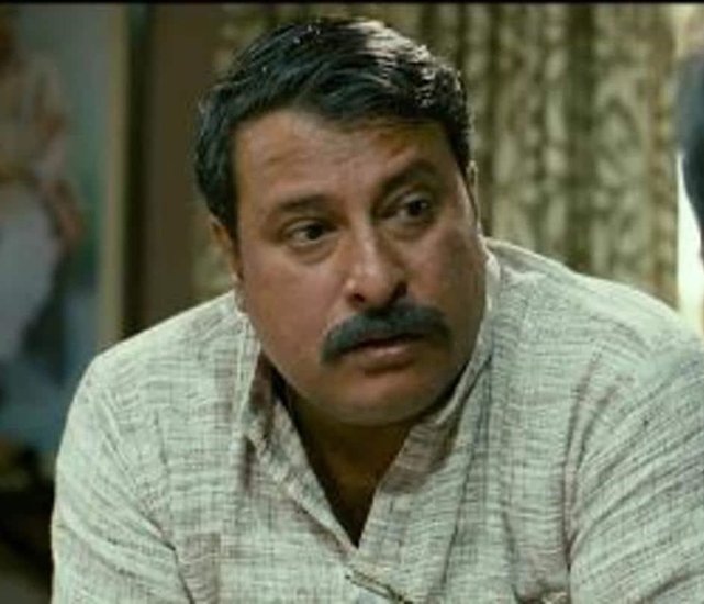 डायरेक्टर (Movie Director) फिल्में तो बनाते ही हैं, साथ ही कई बार वह उसमें एक्टिंग का मौका भी तलाश लेते हैं। बॉलीवुड (Bollywood) के भी कई डायरेक्टर ऐसे हैं जो एक्टिंग में हाथ आजमा चुके हैं लेकिन सभी डायरेक्टरों की एक्टिंग को लोगों का प्यार नहीं मिला। कुछ डायरेक्टर एक्टिंग करते हुए दर्शकों को खूब पसंद आए तो कोई फ्लॉप रहा। डायरेक्टर तिग्मांशु धूलिया की एक्टिंग लोग 'गैंग्स ऑफ वासेपुर' में देख चुके हैं और उन्हें काफी पसंद किया गया था। 