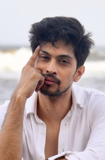 सीरीज में सत्ती का किरदार तुषार पांडे ने किया है। वह भी अभी बैचलर लाइफ को एंजॉय कर रहे हैं। (All Photos: Social Media)