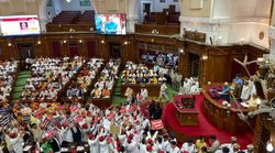 यूपी विधानसभा: राज्यपाल के अभिभाषण के बीच हंगामा, हाथों में लाल तख्तियां लेकर पहुंचे सपा विधायक