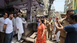 कानपुर के 124 मंदिरों को पुनर्जीवित कराने की तैयारी: मुस्लिम इलाके के मंदिर देख आए आंखों में आंसू, बिरयानी वाले से भिड़ गईं, जानें कौन हैं मेयर प्रमिला पांडे उर्फ रिवॉल्‍वर दीदी
