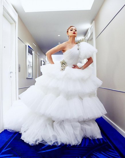 उर्वशी रौतेला की यह ड्रेस बाकी सिलेब्रिटीज से बेहद अलग है।