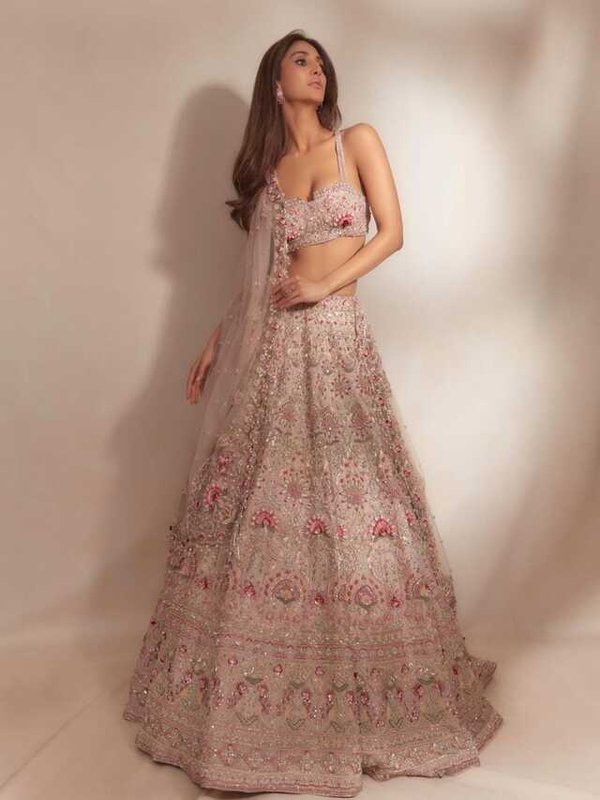 VAANI KAPOOR IN IVORY LEHENGA - WEDDING PERFECT OUTFIT