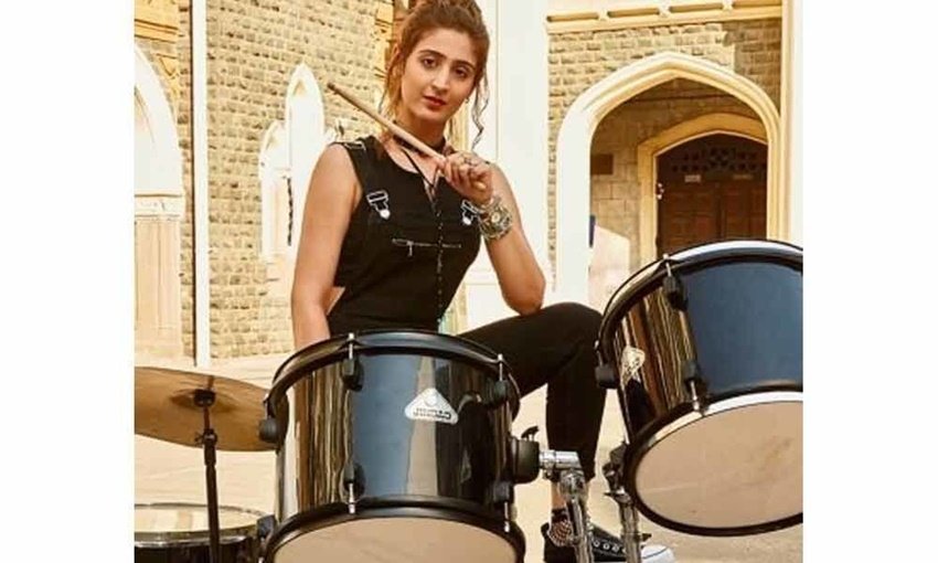 इस कतार में अगला नाम सिंगर ध्वनि भानुशाली (Dhvani Bhanushali) का है जिनके वास्ते सॉन्ग को 140 करोड़ व्यूज आ चुके हैं।