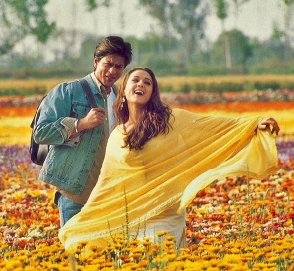 'वीर जारा' फिल्म हर किसी की पसंदीदा है। इसमें प्रीति जिंटा और शाहरुख खान की लव स्टोरी थी लेकिन प्रीति की जगह इस फिल्म में काजोल को लिया जाना था। हालांंकि काजोल ने खुद ही यह किरदार करने से मना कर दिया था। (All Photos: Social Media)