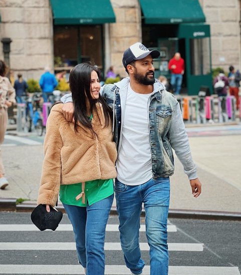 विक्की कौशल ने पिछले साल ही कैटरीना कैफ से शादी की है। हाल ही में दोनों को न्यूयॉर्क में घूमते हुए देखा गया था और उनकी तस्वीरों को भी फैंस ने काफी पसंद किया था। (All Photos: Social Media)