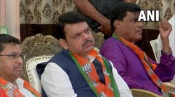 शक्ल देखकर तो लग रहा है कि मजबूरी में बैठे हैं- PM के कार्यक्रम ‘मन की बात’ सुनते देवेंद्र फडणवीस की वायरल तस्वीर पर यूं मजे ले रहे लोग