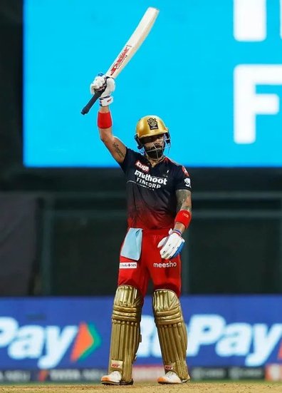 आईपीएल 2022 (IPL 2022) चल रहा है और यह आईपीएल का 15वां सीजन है। अब तक देखा जाए तो 15 साल के इतिहास में महज पांच खिलाड़ी ही ऐसे हैं जो 99 पर आउट हुए हैं और सेंचुरी से चूक गए हैं। इनमें दुनिया के सबसे बेहतरीन बल्लेबाज माने जाने वाले विराट कोहली (Virat Kohli) का नाम भी शामिल है। विराट कोहली 2013 में रॉयल चैलेंजर्स बैंगलोर (Royale Challengers Bangalore) की तरफ से डेक्कन चार्जर्स के खिलाफ खेलते हुए 99 पर आउट हो गए थे।