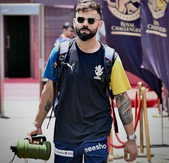 कई भारतीय क्रिकेटर (Indian Cricketers) ऐसे हैं जो अपने स्टाइल और पर्सनैलिटी से कई बड़े-बड़े स्टार्स या मॉडल को मात देते हैं। इनके खेल के अलावा स्टाइल के भी खूब फैंस हैं। विराट कोहली (Virat Kohli) का नाम इस मामले में टॉप पर लिया जाता है। वह क्रिकेटर तो हैं लेकिन वह किसी बॉलीवुड एक्टर से कम नहीं लगते हैं। 
