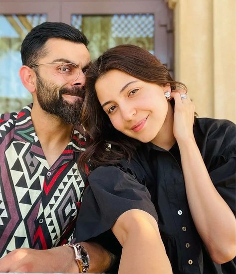 विराट कोहली और अनुष्का शर्मा की पहली मुलाकात एक एड शूट के दौरान हुई थी और तभी से दोनों को लेकर खबरें आने लगी थीं। विराट कोहली ने अनुष्का को प्रपोज करने के लिए हैदराबाद का राजीव गांधी इंटरनेशनल स्टेडियम चुना था जहां श्रीलंका के खिलाफ मैच जीतने के बाद विराट ने प्रपोज किया था। 