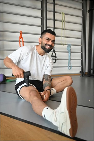 किस सेलिब्रिटी की कितनी डिमांड है, उस पर कितना पैसा लगाया जा रहा है, इसका पता उसकी ब्रांड वैल्यू से चलता है। इंडियन सेलिब्रिटीज की ब्रांड वैल्यू (Indian Celebrities Brand Value) लगातार बढ़ती जा रही है और कई हॉलीवुड स्टार्स भी इनसे पीछे हो रहे हैं। डफ एंड फेल्प्स की ताजा रिपोर्ट के अनुसार टॉप 10 ब्रांड वैल्यू वाले इंडियन सेलिब्रिटीज की बात करें तो इसमें विराट कोहली (Virat Kohli) पहले नंबर पर हैं। उनकी ब्रांड वैल्यू 1400 करोड़ से भी ज्यादा है। 