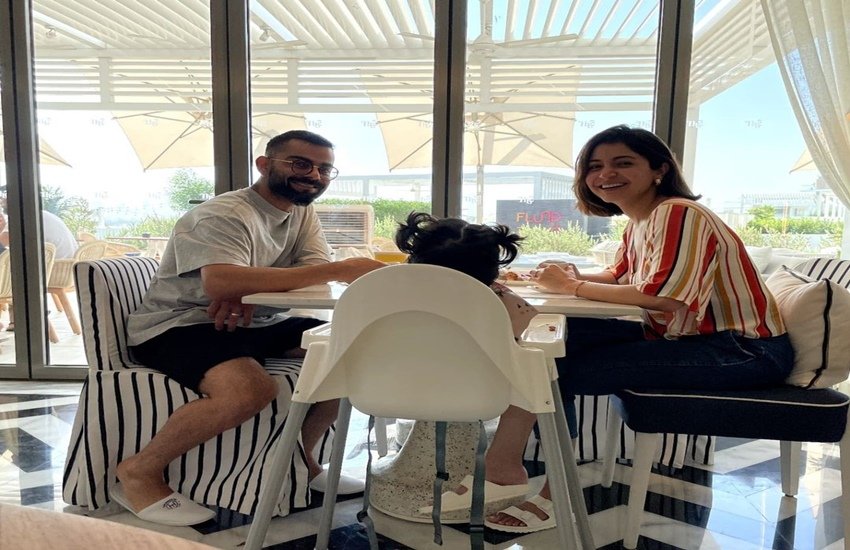 आईपीएल 2022 (IPL 2022) में विराट कोहली (Virat Kohli) की परफॉर्मेंस से भले ही फैंस निराश हों लेकिन विराट के लेटेस्ट इंटरव्यू (Virat Kohli Latest Interview) से सामने आई नई चीजों ने फैंस को खुश कर दिया है। आरसीबी (RCB) इनसाइडर को दिए इंटरव्यू में विराट ने बताया है कि कैसे वह एक बेकरी में अनुष्का शर्मा (Anushka Sharma) के लिए सामान लेने पहुंचे थे और वहां किसी ने भी उन्हें नहीं पहचाना था।