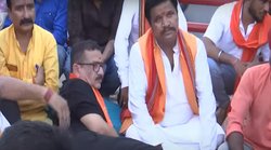 जितेंद्र नारायण त्यागी बनने के बाद बेघर वसीम रिजवी, हिंदू बनने के चलते वक्‍फ ने ले लिया घर, हनुमान सेतु मंदिर के बाहर सड़क दे रहे धरना