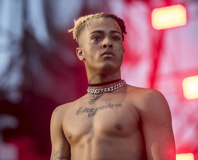 अमेरिकन रैपर जाहसे ऑनफ्रॉय को ट्रिपल एक्स टेनटैसियन के नाम से जाना जाता था। साल 2018 में लूटपाट के इरादे से उन्हें दो लोगों ने गोली मार दी थी जिसके बाद 20 साल की उम्र में ही रैपर की मौत हो गई थी। 