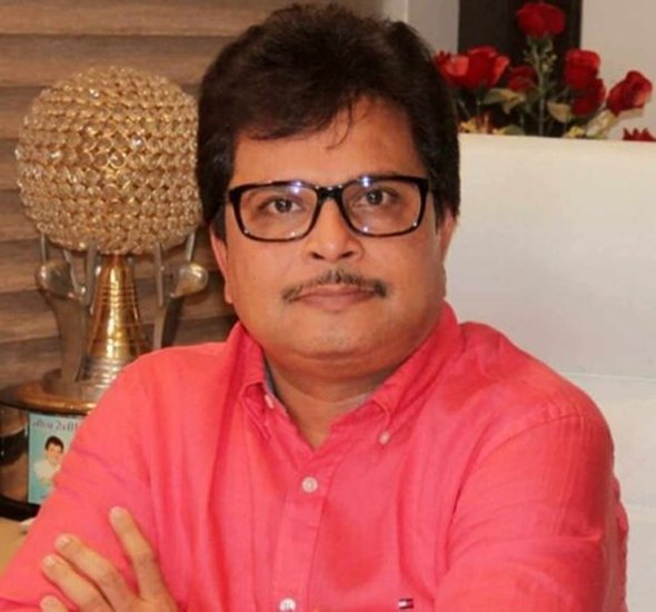 असित कुमार मोदी सालों से छोटे पर्दे पर राज कर रहे हैं। उनका शो तारक मेहता का उल्टा चश्मा करीब 13 सालों से लोगों का सफल मनोरंजन करता आ रहा है। इस शो का नाम आज के सबसे हिट और चर्चित टीवी सीरिल्स में शुमार है।