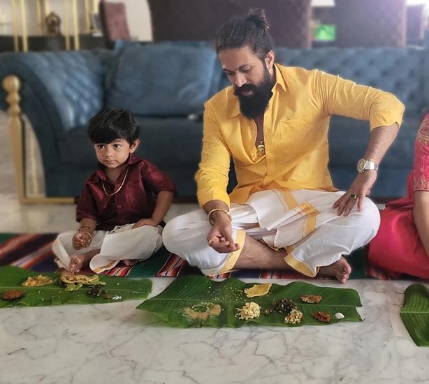 अपने ट्रेडिशन से जुड़े यश जमीन पर बैठकर पत्तों में भी खाना खाते हैं।