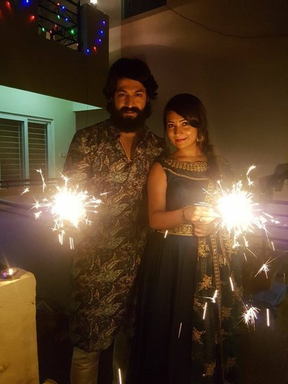 दोनों ट्रेडिशनल तरीके से दीवाली मना रहे हैं।