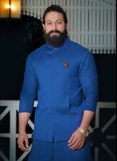 इस ट्रेडिशनल लुक में भी यश कमाल लग रहे हैं।