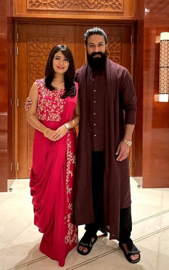 पत्नी राधिका के साथ यश की यह लुक काफी अच्छी लग रही है।