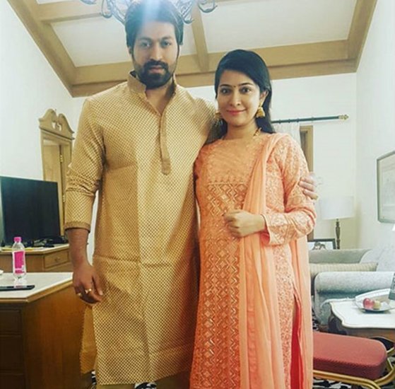 यश कुर्ता पजामा में तो पत्नी राधिका सूट में दिख रही हैं।