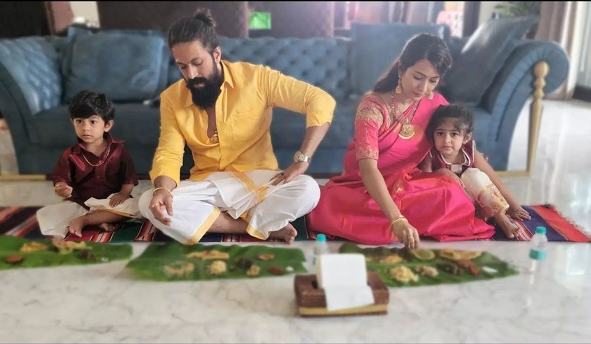 यश (Yash) की फिल्म केजीएफ 2 (KGF 2) कमाई के मामले में रुक नहीं रही है। फिल्म में यश को जितना सूट-बूट में दिखाया गया है, असल जिंदगी में वह उतने ही ट्रेडिशनल लुक में रहते हैं। कभी वह कुर्ता और धोती पहनकर जमीन पर खाना खाते नजर आते हैं तो कभी पूजा-पाठ करते। आप भी यश के इन ट्रेडिशनल लुक पर नजर डालिए-&nbsp;&nbsp;