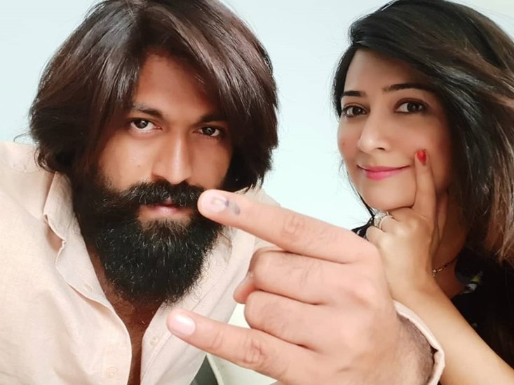 यश ने एक दिन वैलंटाइन डे के मौके पर राधिका को कॉल किया तो पता चला कि वह माता-पिता के साथ मूवी देखने जा रही थीं। 