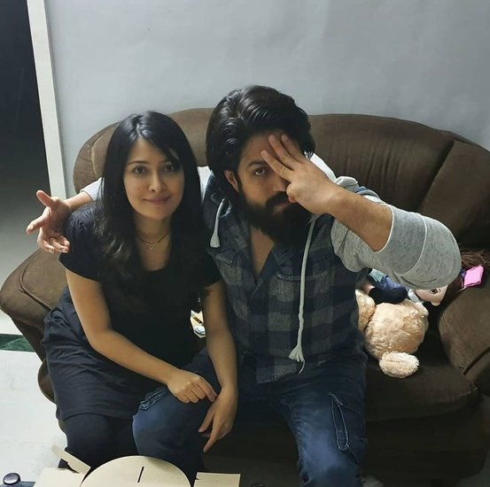 सुपरस्टार यश (Yash) की फिल्म केजीएफ 2 (KGF 2) कमाई के नए कीर्तिमान रचती जा रही है। जहां एक तरफ उनकी फिल्म लगातार चर्चा में है, वहीं उनकी लव लाइफ को लेकर भी आजकल बातें हो रही हैं। आईये जानते हैं यश की लव लाइफ के बारे में- 