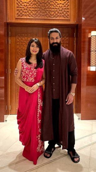 केजीएफ स्टार यश और उनकी पत्नी राधिका पंडित ने करियर की शुरुआत एक साथ टीवी शो से की थी। वहीं से दोनों का अफेयर शुरू हो गया था और कुछ साल बाद दोनों ने शादी कर ली।आज दोनों के दो बच्चे हैं।&nbsp;