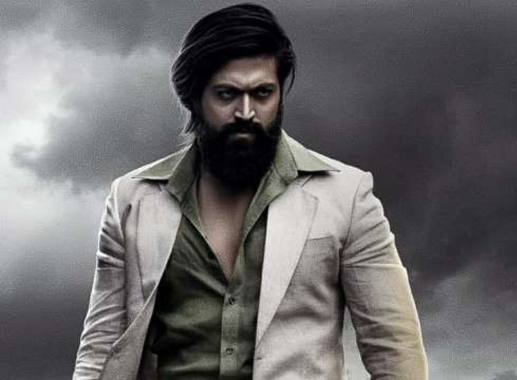 फिल्म केजीएफ से सुपरस्टार बने यश ने सन 2000 से नाटकों काम करना शुरू कर दिया था लेकिन उन्होंने फिल्मों में 2007 में डेब्यू किया था। उनकी पहली फिल्म 'जंबाडा हुदुगी' थी। उस वक्त यश की उम्र 21 साल थी। 