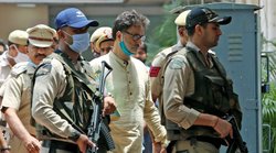 शुक्र मनाओ अब तक ज़िंदा हो- यासीन मलिक के समर्थन में पाकिस्तान के पूर्व उच्चायुक्त ने किया ट्वीट तो भड़क उठे फिल्ममेकर, दिया ये जवाब