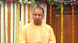 UP Politics: सीएम योगी कड़ी नसीहत- राजनेता अविश्वास का प्रतीक बन गया है, ठेके-पट्टे, ट्रांसफर और पोस्टिंग से दूर रहे विधायक