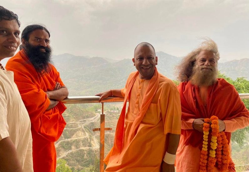 उत्तर प्रदेश के मुख्यमंत्री योगी आदित्यनाथ (Yogi Adityanath) ने बीते बुधवार को उत्तराखंड के पौड़ी में पतंजलि वेलनेस की योग आयुर्वेद व प्राकृतिक चिकित्सा की इंटीग्रेटेड थेरेपी के नए केंद्र वेद लाइफ निरायम का उद्घाटन किया। इस मौके पर योगी आदित्यनाथ के साथ बाबा रामदेव (Baba Ramdev), स्वामी चिदानंद सरस्वती और आचार्य बालकृष्ण (Acharya Balkrishna) भी मौजूद थे।