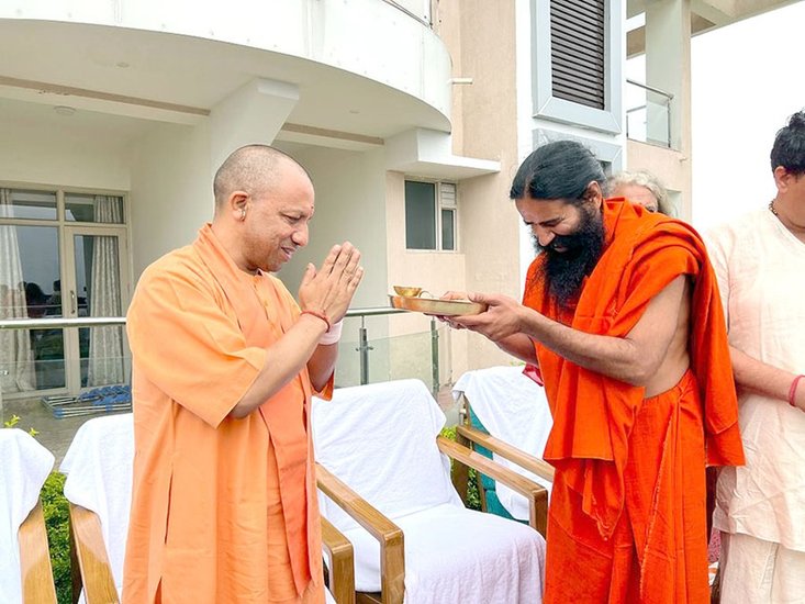 स्वामी रामदेव ने योगी आदित्यनाथ की आरती उतारकर उनका स्वागत किया।
