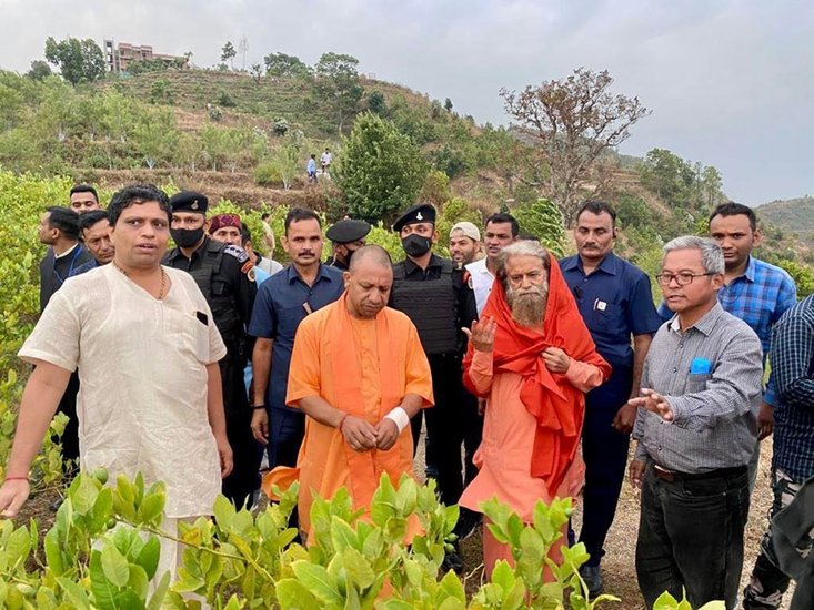 फार्म में योगी आदित्यनाथ ने जड़ी बूटियों के बारे में जानकारी ली।