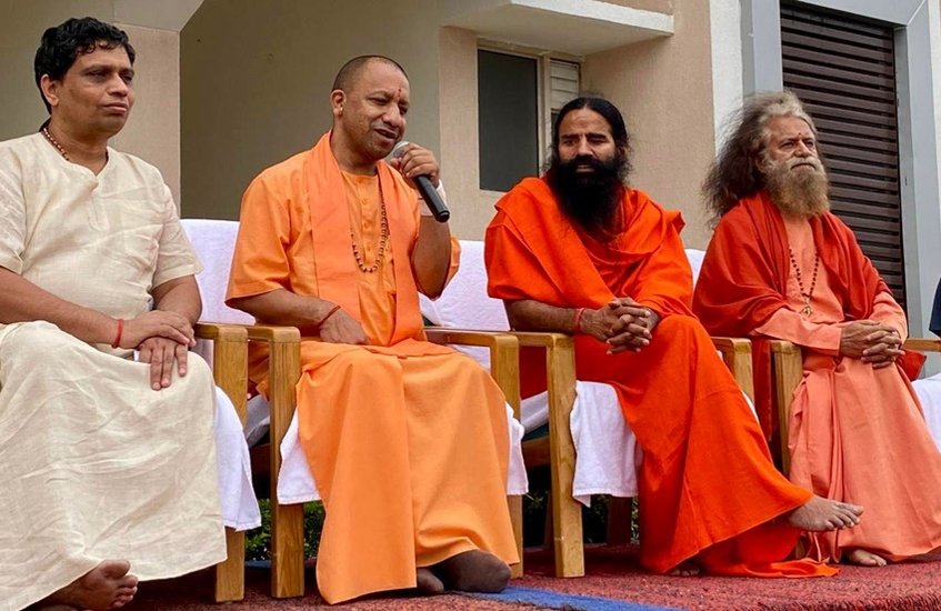 सीएम योगी ने वहां पर युवा संन्यासियों को संबोधित भी किया।