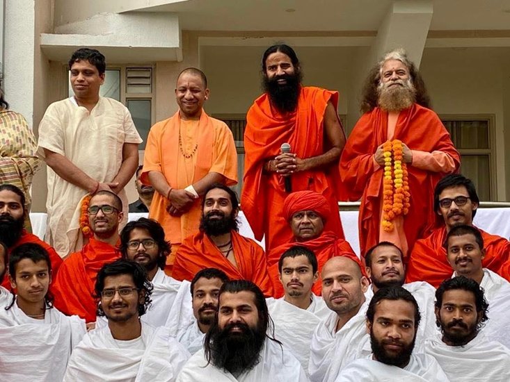 सभी तस्वीरें योगी आदित्यनाथ और आचार्य बालकृष्ण के ट्विटर अकाउंट से ली गई हैं।