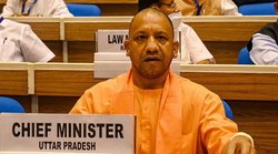 अस्पताल में घुसकर डॉक्टर के मर्डर पर भड़के लोग, योगी सरकार से पूछ रहे- अपराधी तो यूपी से भाग गए थे ना?